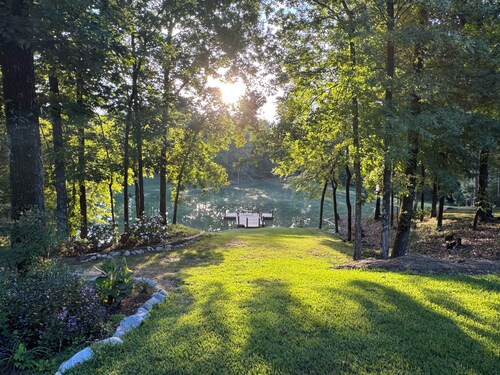 Charming 2-bedroom cabin with AC just 3 miles from Sardis lake.