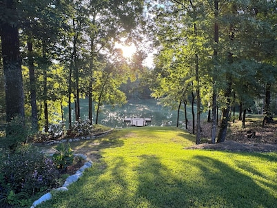 Charming 2-bedroom cabin with AC just 3 miles from Sardis lake.