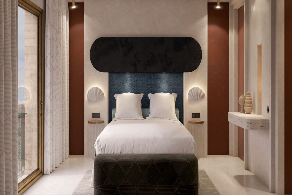 Ein modernes Schlafzimmer mit einem großen Bett, zwei Nachttischen und einem Beistelltisch.