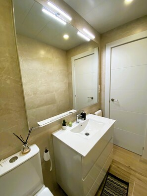 Toallas, jabón, papel de baño 