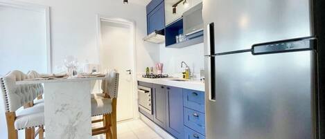 Réfrigérateur, micro-ondes, four, plaque de cuisson