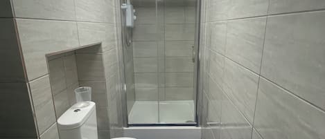Serviettes fournies, savon, papier toilette