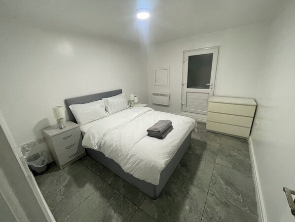 1 bedroom, bed sheets