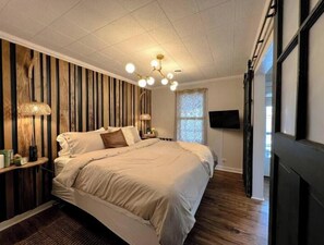 1 bedroom, WiFi, bed sheets - The Downtown Flat at Creekside (Berkeley Springs)