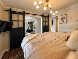 1 bedroom, WiFi, bed sheets - The Downtown Flat at Creekside (Berkeley Springs)