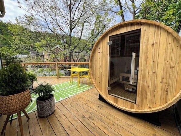 Outdoor dining - The Downtown Flat at Creekside (Berkeley Springs)