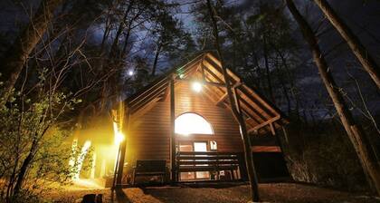 Whitewater Country with Hot Tub, Free WiFi & Indoor Wood Burning Fireplace!