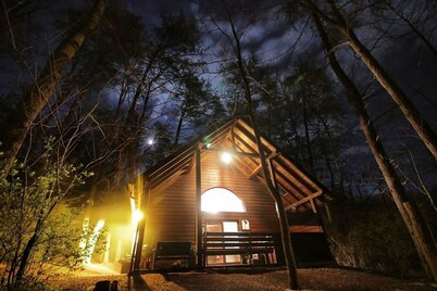 Whitewater Country with Hot Tub, Free WiFi & Indoor Wood Burning Fireplace!