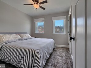 3 slaapkamers, een strijkplank/strijkijzer, wifi