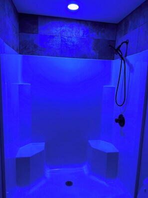 Dusche, Haartrockner, Handtücher, Seife
