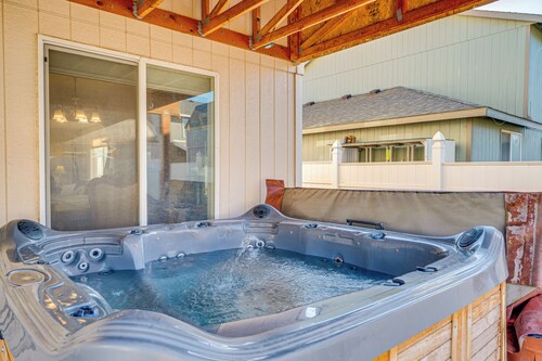 1 Mi to Moses Lake: Home w/ Private Yard & Hot Tub