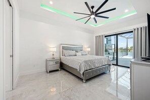 3 soverom, skrivebord, strykejern/-brett og reiseseng for barn