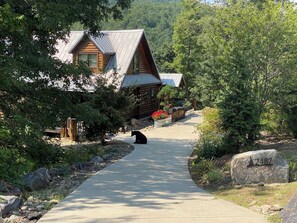 Property grounds - Big Sky Lodge 5 Br + Bonus-4 Ensuites, Mt Views, hot tub, game room,Pet friendly (McDowell County)