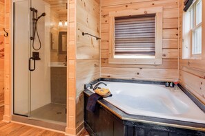 Douche, baignoire Ă jets, sĂšche-cheveux, serviettes fournies