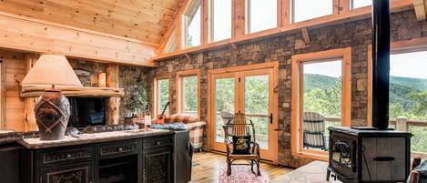 تلفزيون، مشغل دي في دي، كرة قدم الطاولة، تنس طاولة