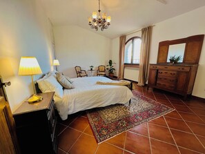 4 Schlafzimmer, Schreibtisch, Bügeleisen/Bügelbrett, Reisekinderbett