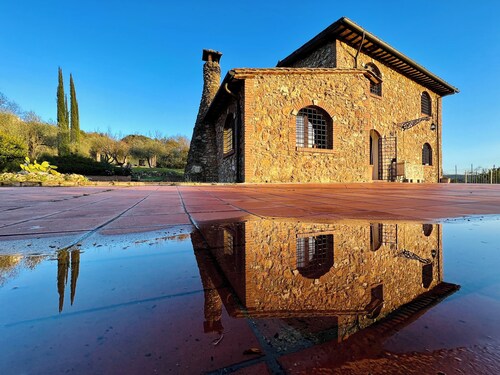 4-bedroom stone villa with AC, WiFi, swimming pool in beautiful Umbria