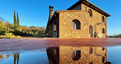 4-bedroom stone villa with AC, WiFi, swimming pool in beautiful Umbria