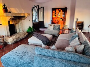 Kamin, Tischtennisplatte, Bücher