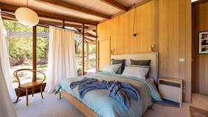 5 bedrooms, desk, iron/ironing board, travel crib