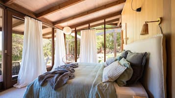 5 bedrooms, desk, iron/ironing board, travel cot