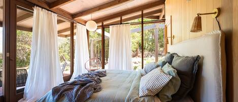 5 soverom, skrivebord, strykejern/-brett og reiseseng for barn