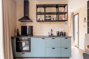 Fridge, microwave, oven, stovetop - Design and luxury enjoyment in tiny house Onyx (Nunspeet)