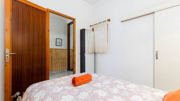 House | 3 bedrooms, individually furnished, iron/ironing board