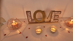 Una mesa con velas y un cartel que dice 'LOVE'.