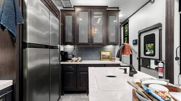 Frigorífico, microondas, horno y placa de cocina