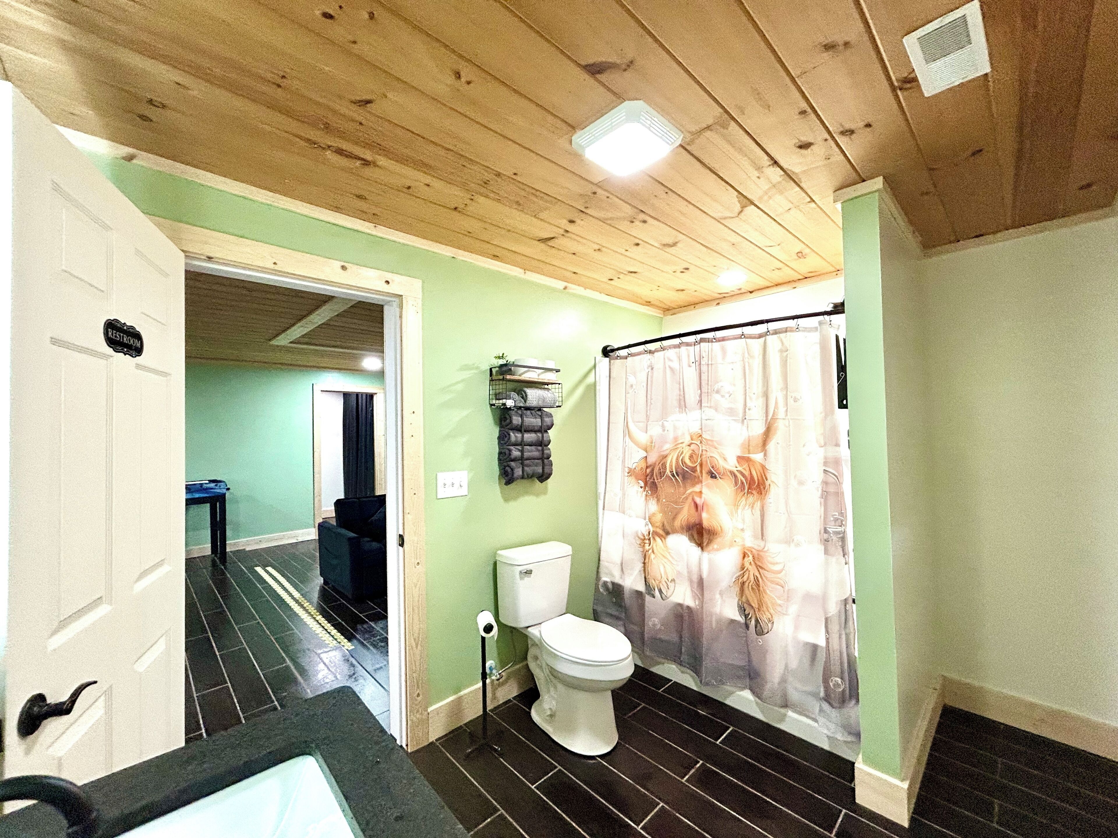 Towels, soap, shampoo, toilet paper