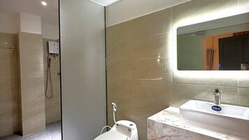 Douche, sĂšche-cheveux, serviettes fournies, savon