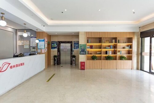 Shell Hotel (Shanghai Minhang Beiqiao Metro Station)