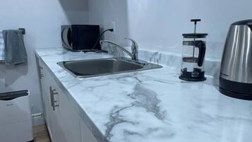 Réfrigérateur, micro-ondes, cafetière/bouilloire, bouilloire électrique