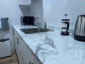 Réfrigérateur, micro-ondes, cafetière/bouilloire, bouilloire électrique