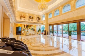A spacious lobby with a central seating area, a chandelier, and a view of the outdoors through large windows. - Vienna International Hotel (Chenzhou Wuling Square) (Chenzhou)