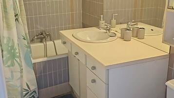 Een haardroger, handdoeken, toiletpapier