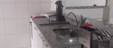 Een koelkast, een oven, een kookplaat, een waterkoker