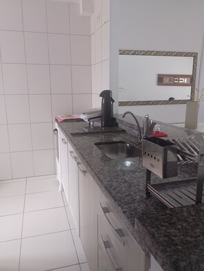 Frigorífico, horno, placa de cocina y hervidor eléctrico