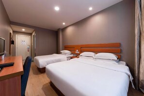 A hotel room with two single beds, a desk with a chair, a television, and a door with a sign. - Tiandi Renhe Chain Hotel (Jinan Kuanhouli, Jiefang Bridge) (Jinan)