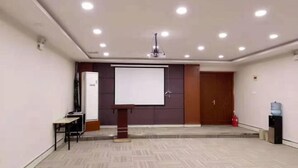 A conference room with a whiteboard, a podium, and a projector. - Tiandi Renhe Chain Hotel (Jinan Kuanhouli, Jiefang Bridge) (Jinan)