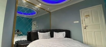Wuwei E-sports Sunshine Holiday Hotel
