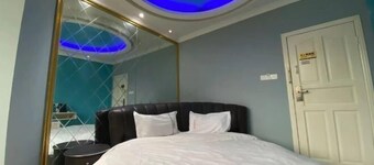 Wuwei E-sports Sunshine Holiday Hotel