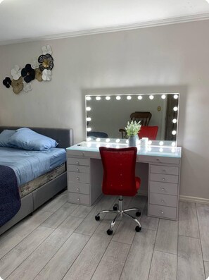 2 habitaciones, tabla de planchar con plancha, wifi y ropa de cama 