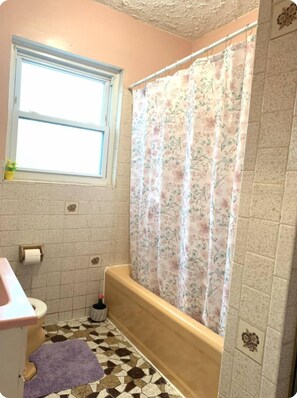 Asciugacapelli, asciugamani, sapone, carta igienica