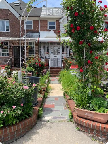 Cheerful 2 BED ROOMS Apartment in heart of Queens