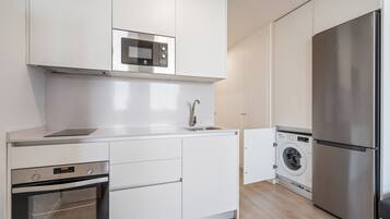 Een koelkast, een magnetron, een oven, een koffiezetapparaat/waterkoker