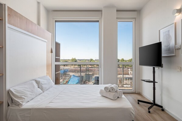 Iron/ironing board, free WiFi, bed sheets