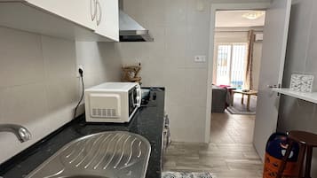 Refrigerador, microondas, parrilla de estufa y cafetera y tetera