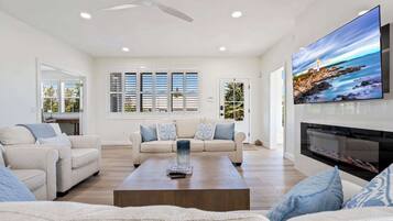Rumah, Beberapa Tempat Tidur, patio, pemandangan kebun (Ocean Outlook) | Area keluarga | Televisi layar datar 55-inci dengan saluran TV digital dan perapian